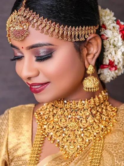 Explore my collection of authentic South Indian temple jewellery. This close-up shows a detailed antique gold-finish choker and matha patti set, available for rent to complete your traditional wedding saree look.