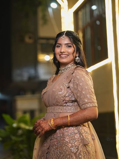 This is a beautiful evening look for a reception or Varapooje. The soft, romantic makeup with loose waves is perfect for an outdoor event with festive lighting.