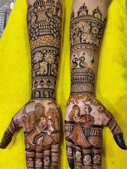 This design tells a modern love story with a portrait of the couple against a city skyline. The other arm features traditional peacock and palace motifs, blending contemporary and classic styles.