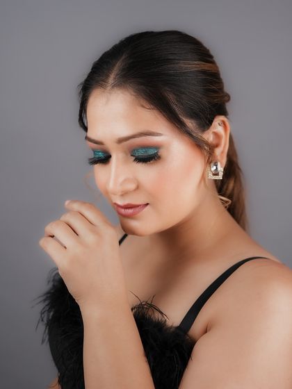 A stunning teal glitter eye look created by one of my students. They learn to use glitter and pigments to add that extra wow factor to their makeup.