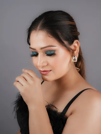 A stunning teal glitter eye look created by one of my students. They learn to use glitter and pigments to add that extra wow factor to their makeup.