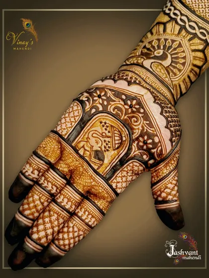 A close-up of the elephant-in-jharokha motif, showing the fine details and shading that bring the artwork to life.