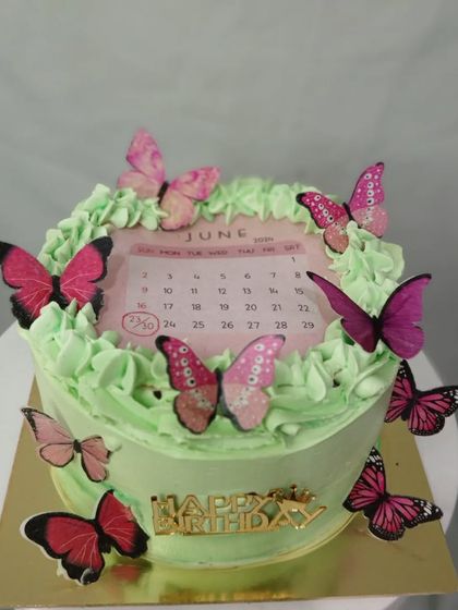 Another angle of the June birthday calendar cake.