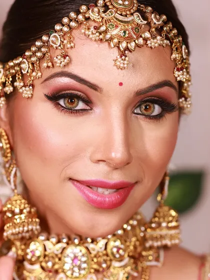 A complete bridal portrait showcasing the harmony between the makeup, matha patti, and heavy jewelry.