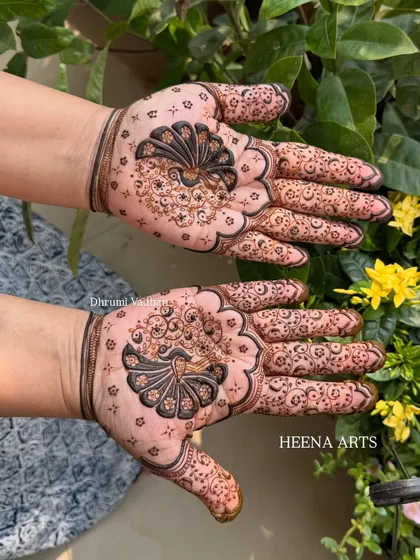 Another view of the modern peacock design, showing how it gracefully covers the palm.