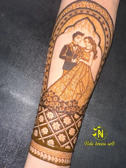 A close up of a beautiful engagement mehandi on the forearm. This design features a couple in western attire, framed by an elegant arch, showing my versatility in different styles.