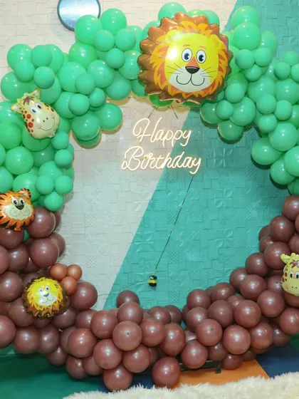 A close-up of a custom jungle-themed balloon wreath. We use a mix of animal-shaped foil balloons and latex balloons to create a fun and immersive photo opportunity for your guests.