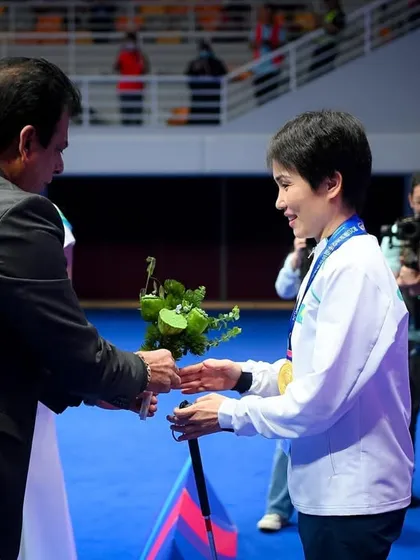 Presenting a medal to a winner at the Asian Para Karate Championship. We are committed to promoting para-karate and ensuring inclusivity in our sport.