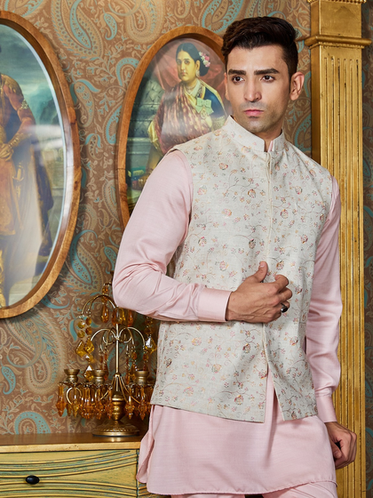 The combination of pink and taupe is both soft and sophisticated. The detailed embroidery on the bundi makes it a special piece.