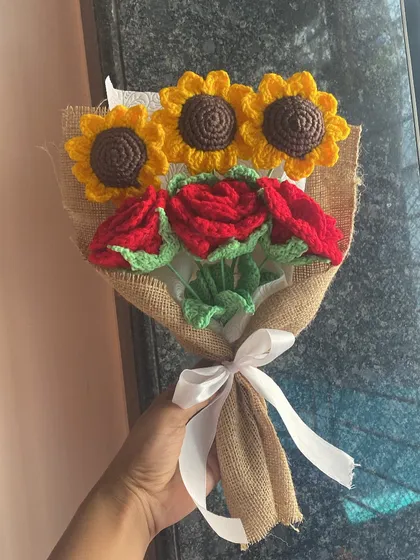 A rustic and romantic combination of bright red roses and sunny sunflowers. Wrapped in natural jute fabric, this bouquet has a warm and earthy charm.