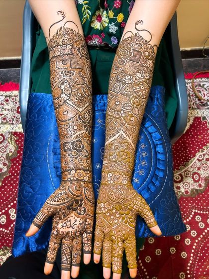 Another view of this gorgeous fusion bridal design. The patterns are dense and detailed, ensuring a rich and opulent look for the bride.