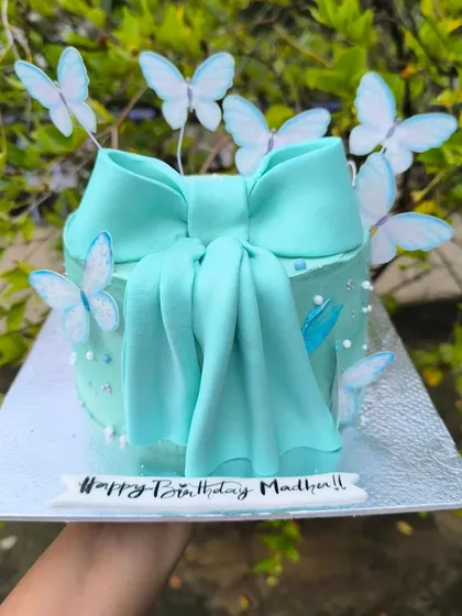 There's something so chic about adding a big, beautiful bow to a cake. This Tiffany-blue creation features a delicate fondant bow and edible butterflies, making it a stunning and modern choice for a stylish birthday celebration.