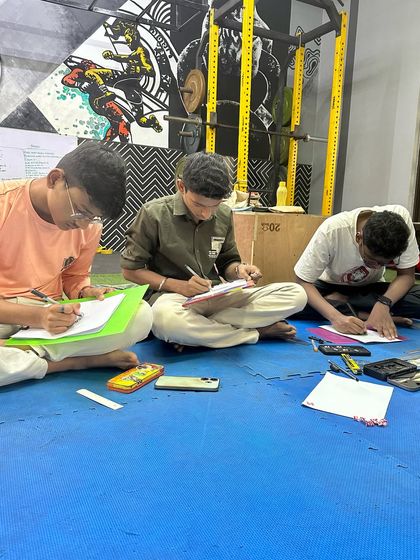 The studio floor becomes a space for creativity. It’s a relaxed, comfortable environment where everyone can find their own space and immerse themselves in their artwork.