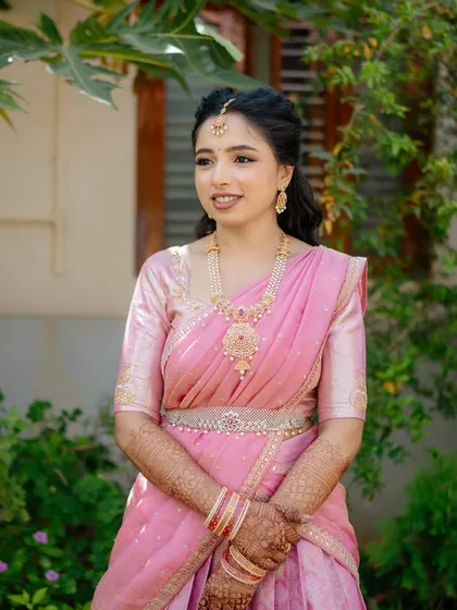 A perfect engagement look for the lovely Shreya. I aimed for a fresh and romantic feel with soft pink tones on the lips and cheeks, paired with elegant eye makeup that lets her natural joy shine through. This is a classic choice for any bride to be.
