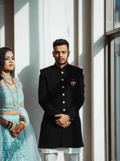 Using strong directional light and shadows from a large window to create a dramatic, high-contrast portrait of Shweta and Onkar. This is a great example of using indoor architecture for a modern look.