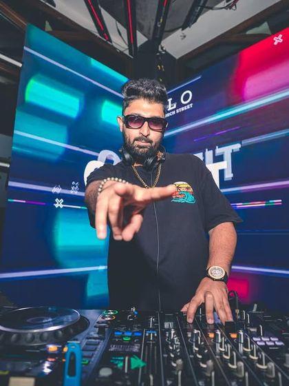 Pointing straight at the camera, inviting you to join the party. This is my call to the dance floor.