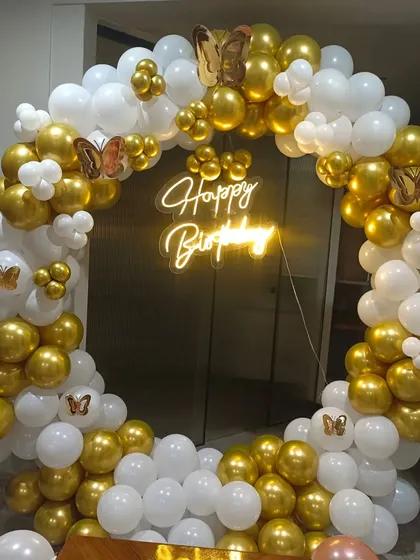 A classic white and gold balloon ring for an 18th birthday. This elegant combination with a neon sign is perfect for celebrating the transition to adulthood.