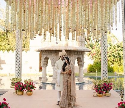 For this morning wedding at Fairmont Jaipur, the mandap was designed to be minimalist yet stunning. A ceiling of hanging floral strings created a delicate canopy, allowing the beautiful Saheliyon Ki Badi architecture to serve as the main backdrop.