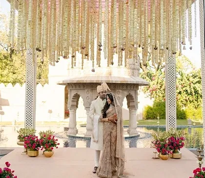 For this morning wedding at Fairmont Jaipur, the mandap was designed to be minimalist yet stunning. A ceiling of hanging floral strings created a delicate canopy, allowing the beautiful Saheliyon Ki Badi architecture to serve as the main backdrop.