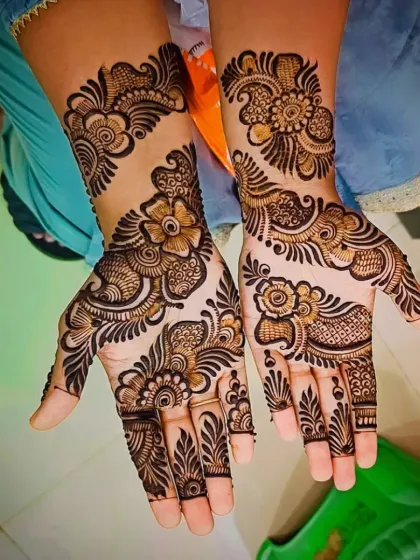 A beautiful floral bangle-style mehandi, which is a type of Indo-Arabic design. It features floral clusters connected by delicate vines.