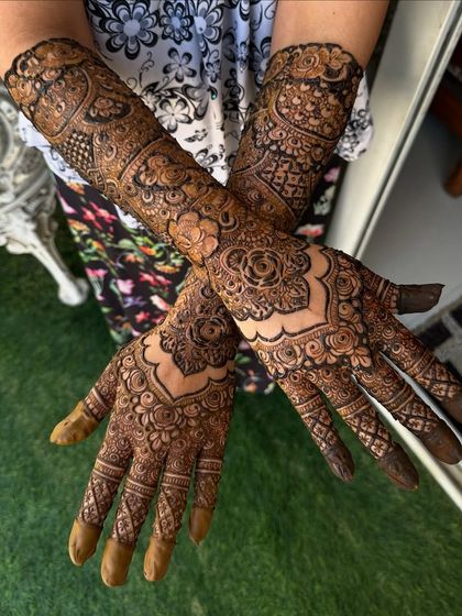 Another beautiful shot of this full-coverage floral design. The details are crisp and the composition is balanced and elegant.