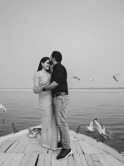 A timeless black and white portrait from the Banaras boat series. This photo focuses on the couple's embrace, with the flying seagulls adding a touch of magic.