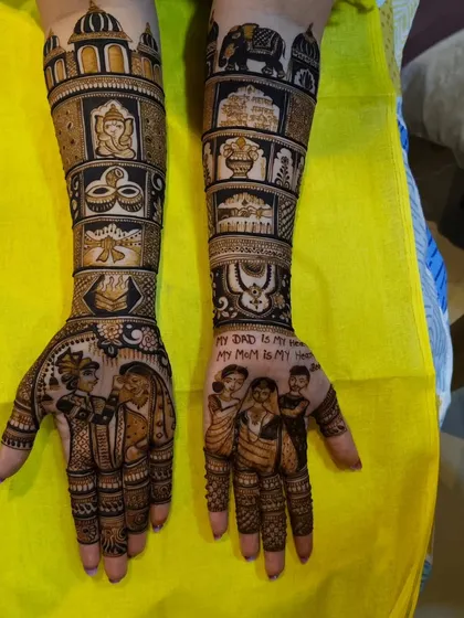 A design that honors family, with portraits of the couple on one hand and the bride's parents on the other, along with the words "My Dad is My Hero."