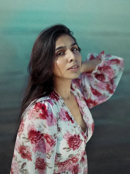 Another variation from the beach shoot, this pose highlights the flowy sleeves of the floral dress. I work with models to find poses that feel natural while also showcasing the key features of their look or outfit.