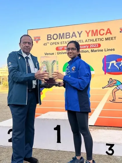 Eekisha Bhadsavale receiving her Individual Championship trophy in the Girls U/18 category at the YMCA meet.