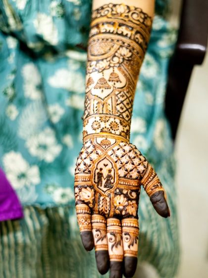 This design includes a silhouette of a couple under a decorated arch, a romantic and personal touch for any bride.