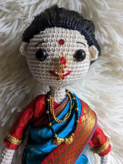 I love bringing cultural details to life. This custom doll features a traditional Maharashtrian look, with a hand-draped saree, a tiny bindi, and intricate crochet jewelry including a classic nath and mangalsutra.