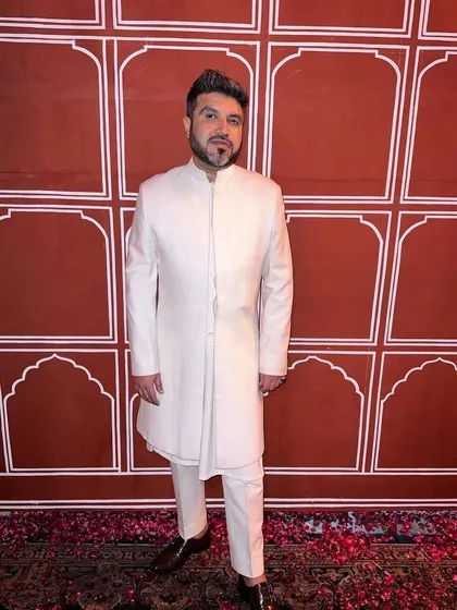 The clean lines of this white asymmetrical bandhgala make a modern statement. It's a versatile piece that is both traditional and contemporary.