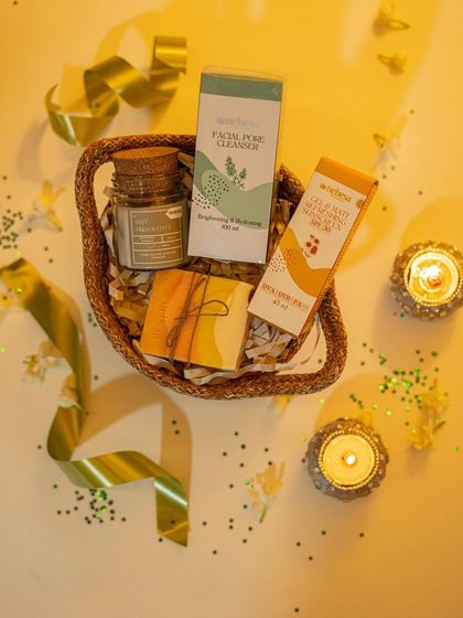 This is a simple and elegant gift set perfect for any occasion. The jute basket contains a facial pore cleanser, a cold-process soap, a vitamin C serum, and a charcoal scrub, offering a complete facial care routine.