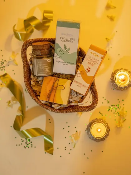 This is a simple and elegant gift set perfect for any occasion. The jute basket contains a facial pore cleanser, a cold-process soap, a vitamin C serum, and a charcoal scrub, offering a complete facial care routine.