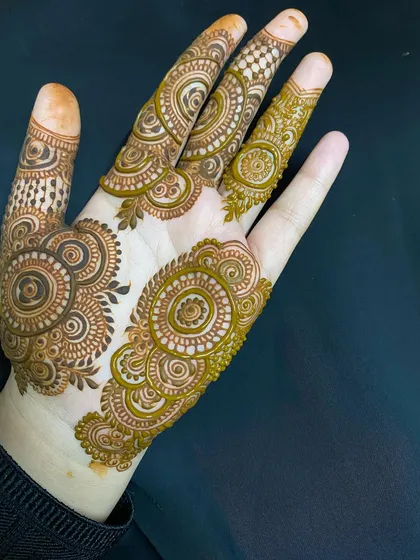 A slightly more detailed version of the minimalist palm design, with more elements added to the fingers.