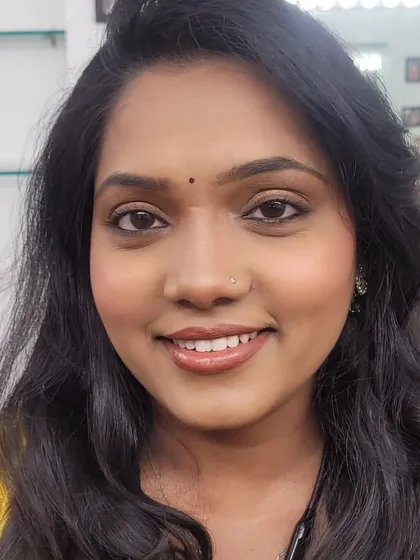 A simple and clean makeup look, often called 'straight makeup'. It focuses on perfecting the base, defining the brows, and adding a touch of color to the lips and cheeks for a fresh, polished appearance.