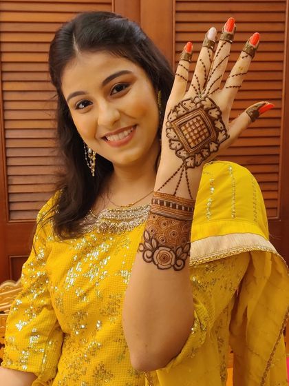 Elegant Party & Guest Henna photo 8
