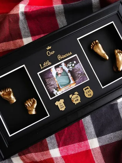 Learn to create diverse styles, like this elegant keepsake in a black frame. This piece for a little princess combines golden casts with a central photograph and custom nameplates, showing how different components come together to tell a story.