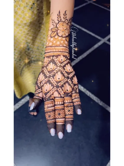 A beautiful design on the back of the hand featuring a lotus jaal pattern and a floral cuff.