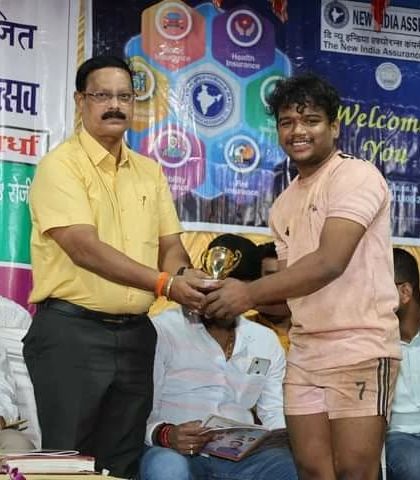 A player from our Kumar Gat team receiving an award at the Hind Kesari Mandal tournament.