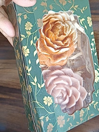 My green floral gift box used to package two beautiful rose-shaped products. It's a versatile and elegant packaging option.