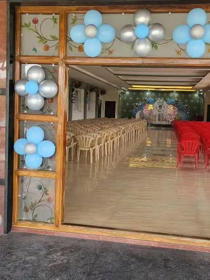 The entrance to a party sets the mood. For this teddy bear themed event, I created a welcome board and balloon decorations at the hall entrance to greet the guests.