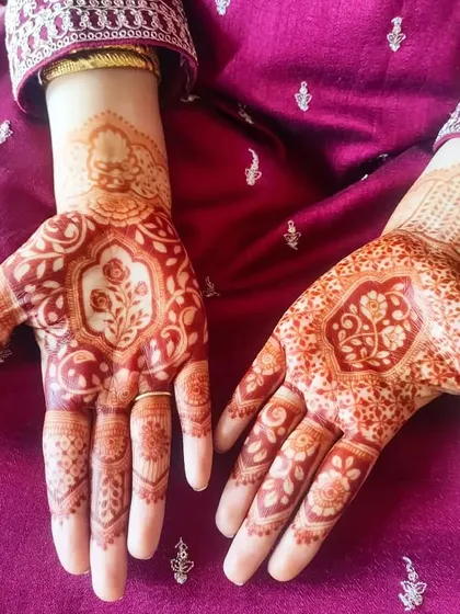 A fragrant gift of henna for a client moving to her new home. This design features delicate floral motifs in a traditional style, perfect for marking a special occasion.