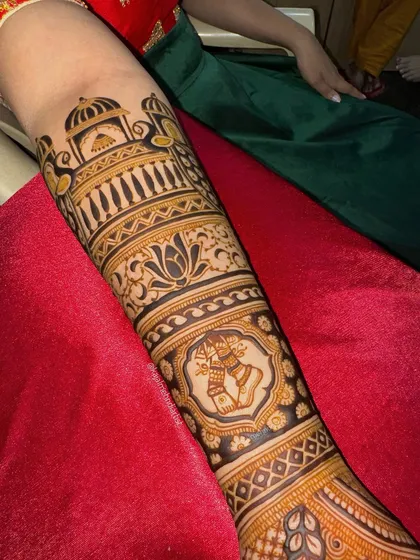 A tribute to a bride's passion for dance. This design incorporates the elegance of Kathak footwork into her bridal henna.