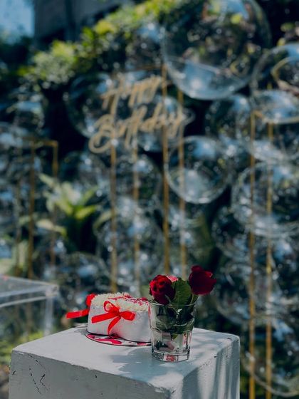 Even the cake gets a special spot with our bubble decor, placed on a plinth among fresh roses.