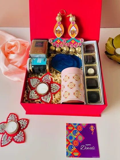 The contents of the classic red Diwali box displayed with a custom card. It’s an elegant and budget-friendly option for the festive season.