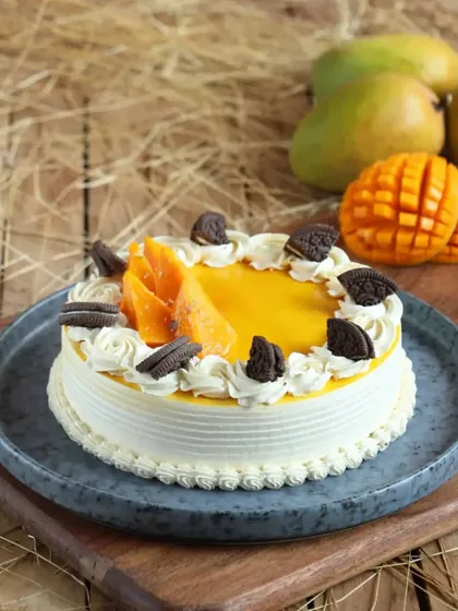A fun combination of flavors, our Mango and Oreo cake brings together tropical fruitiness and chocolatey crunch.