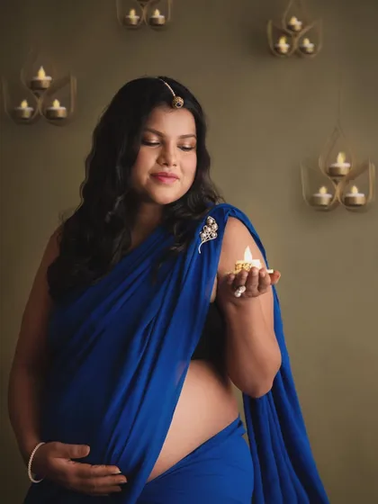Celebrating pregnancy with tradition! This Mumma-to-be wanted a serene and elegant saree maternity shoot, and I love how it turned out with the soft diya light.