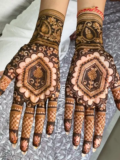 A beautiful design with a central floral motif in a hexagonal frame. The surrounding paisley patterns add a classic touch.