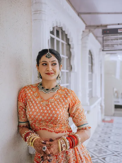 A candid and relaxed portrait of the bride, leaning against a wall, looking effortlessly beautiful.